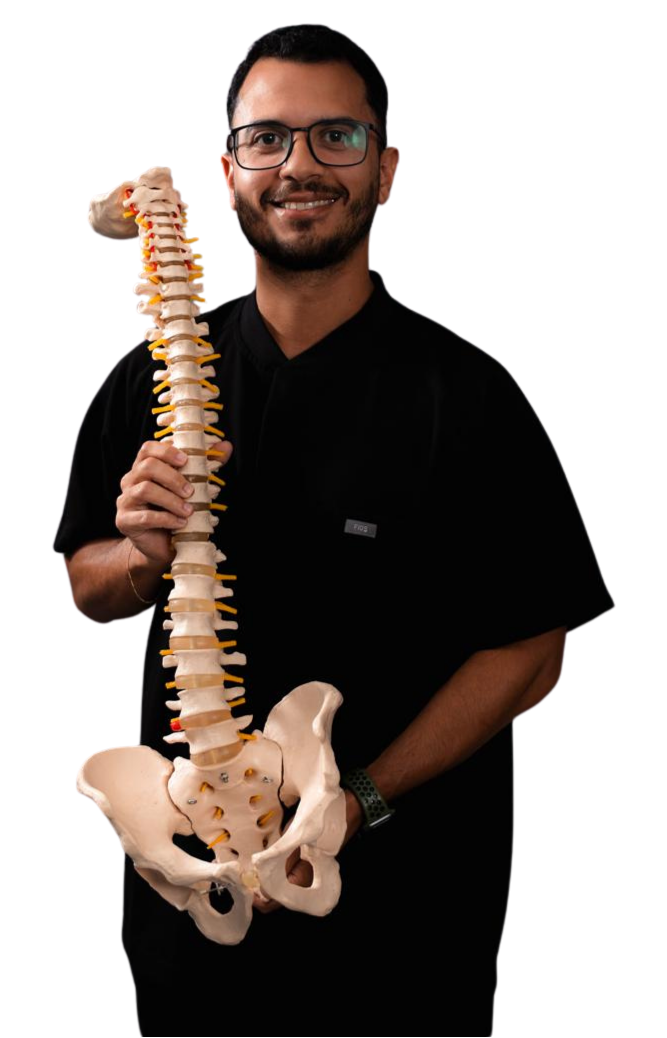 Dr. Jose Raul sosteniendo un modelo de columna vertebral